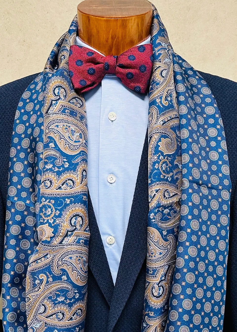 ascot-schleife-jacquard-medaillon-rot-blau-form-wien-6-5-cm-seide image 1