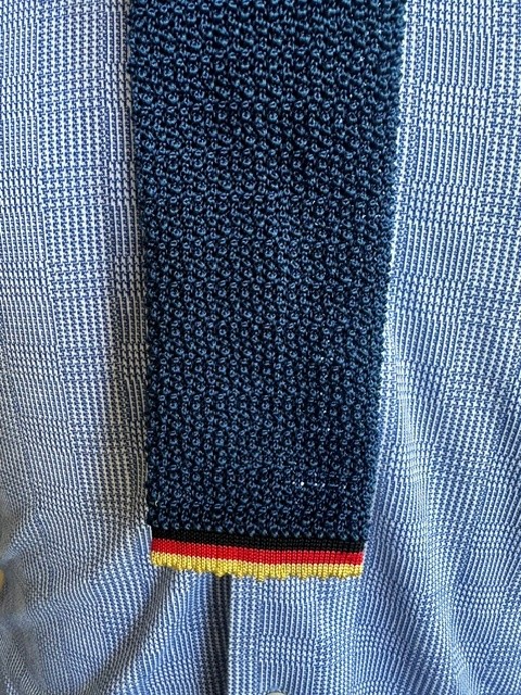 ascot-strickkrawatte-uni-marine-mit-bund-in-deutschlandfarben-seide-6-x-148-cm image 1