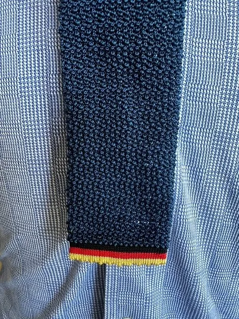 ascot-strickkrawatte-uni-marine-mit-bund-in-deutschlandfarben-seide-6-x-148-cm image 1