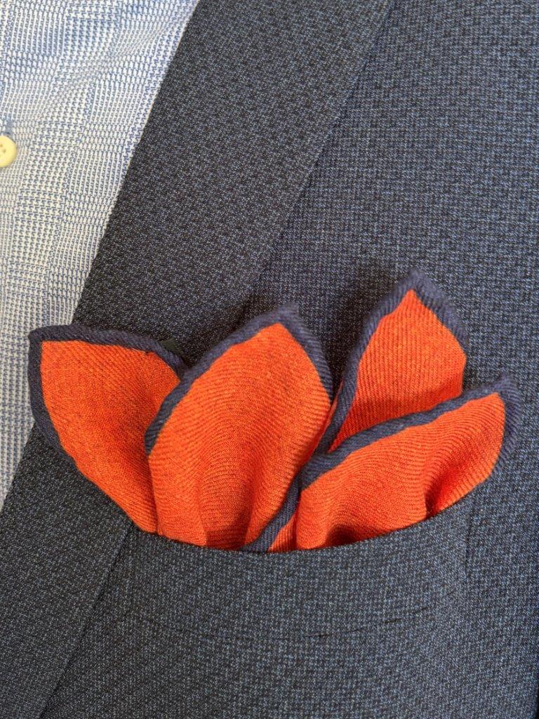 hemley-einstecktuch-wolle-uni-orange-mit-blauer-bord-re-30-x-30-cm image 1