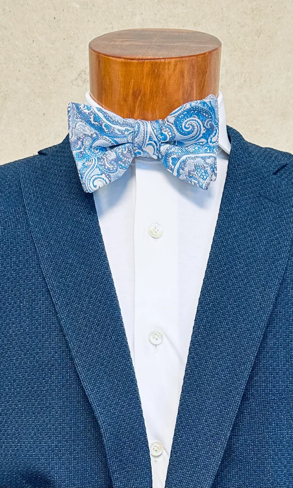 ascot-schleife-jacquard-sky-creme-fliege-form-wien-6-5-cm image 1