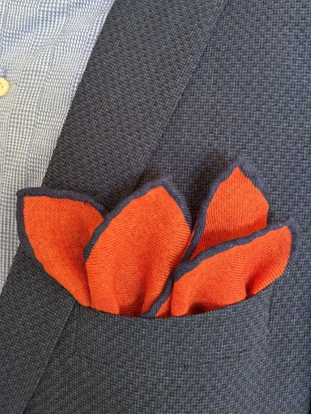 hemley-einstecktuch-wolle-uni-orange-mit-blauer-bord-re-30-x-30-cm image 1