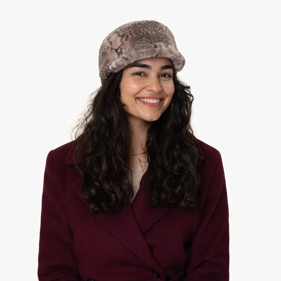 mayser-fijara-fake-fur-ballonm-tze-mit-schirm-tiermuster-rosa image 1