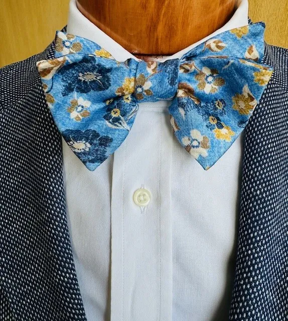 ascot-schleife-flowers-seide-blue-tabac-cream-form-wien-6-5-cm image 1