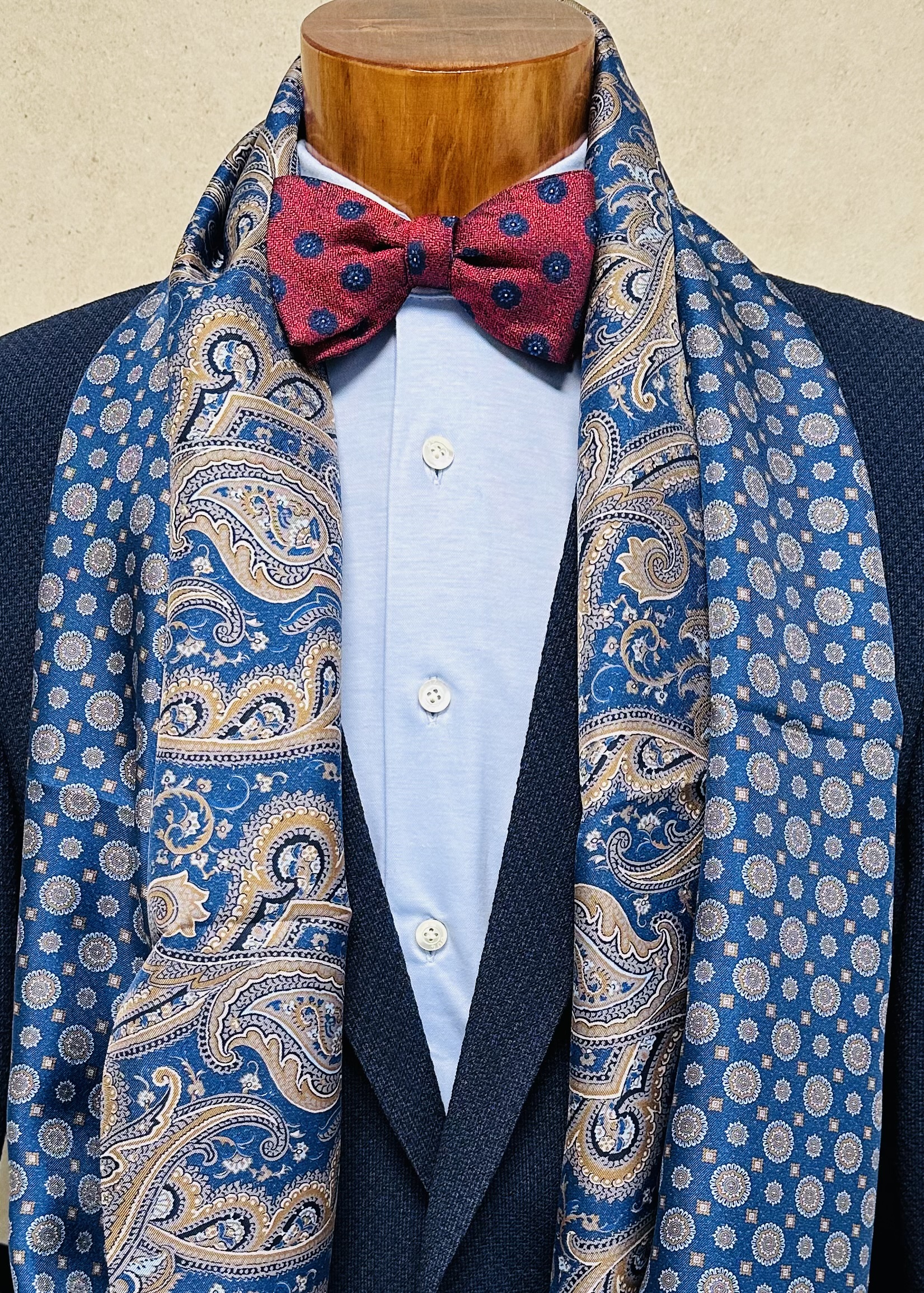 ascot-schleife-jacquard-medaillon-rot-blau-form-wien-6-5-cm-seide image 1
